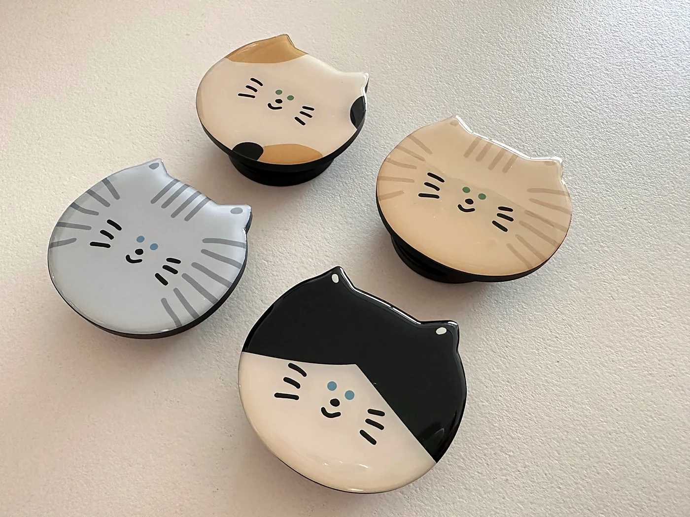 고양이 얼굴 모양 그립톡 네 개